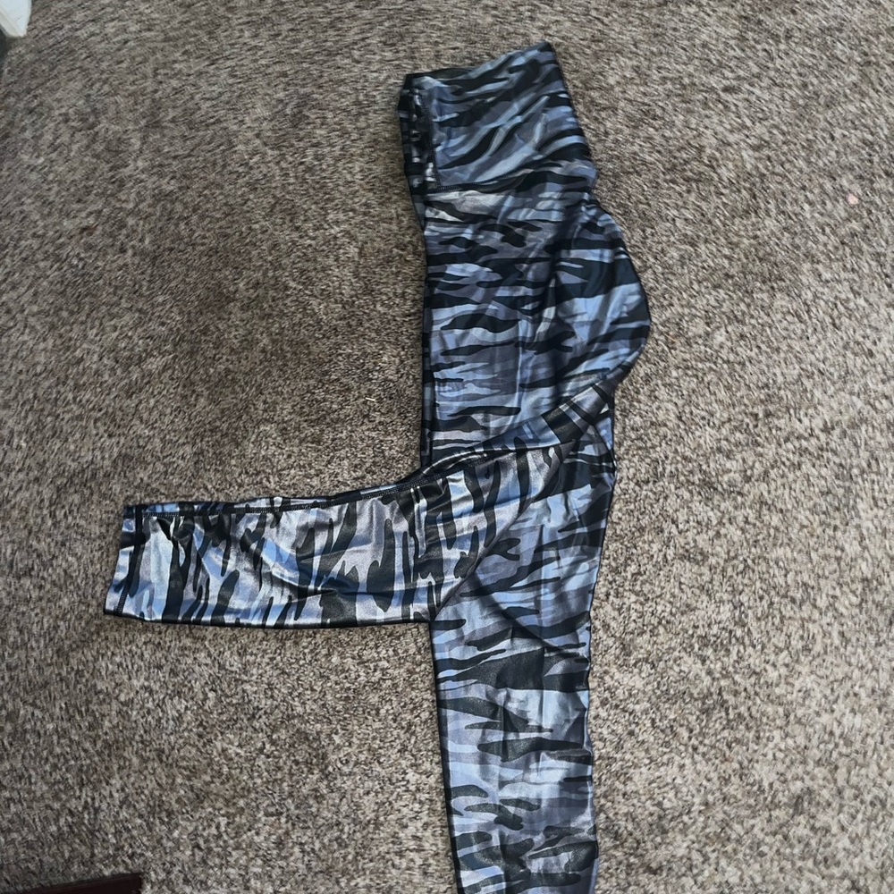 COPY - NWOT DYI Black and Gray Camo Leggings. Size XXL.